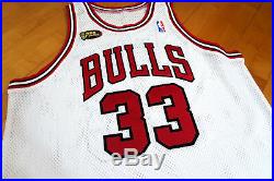 UD Scottie Pippen signed 98 Bulls NBA Finals Game Issued Home Jersey Upper Deck
